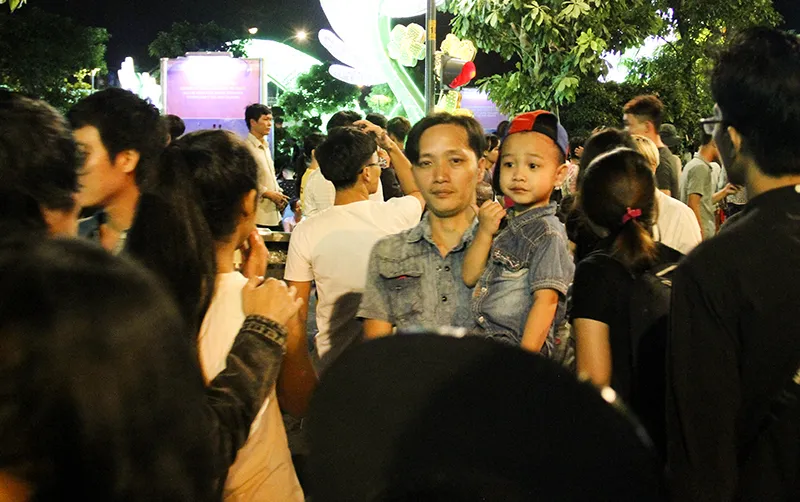 “Bố ơi! Mình đi xem pháo hoa nhé!“ ảnh 6